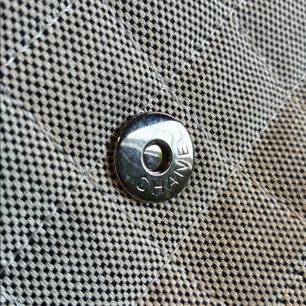 Authentic Vintage CHANEL Camellia No. 5 baguette - Picture 10 of 16